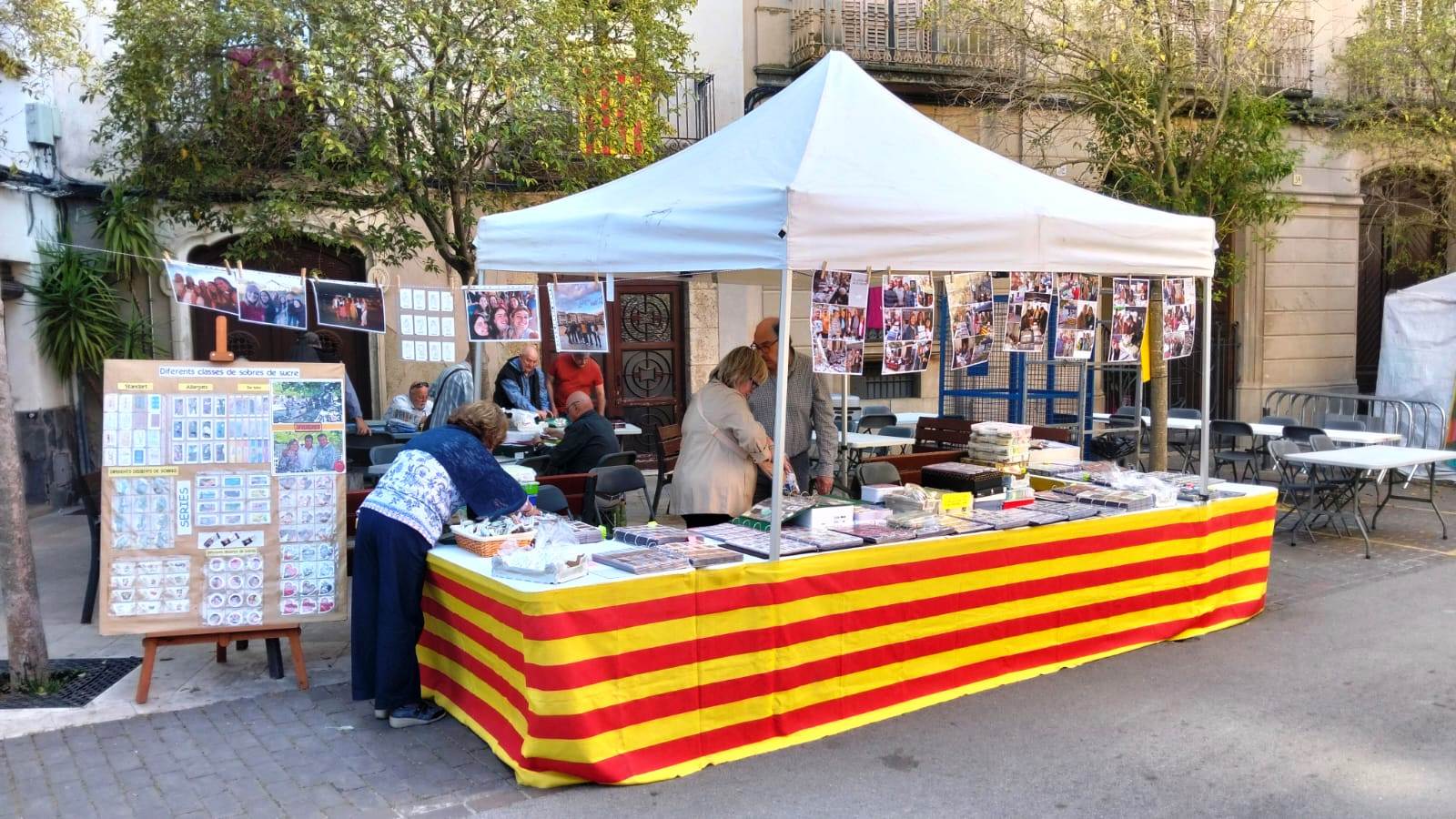 Fotos de la trobada d'intercanvis de sobres de sucre a Piera (Barcelona).