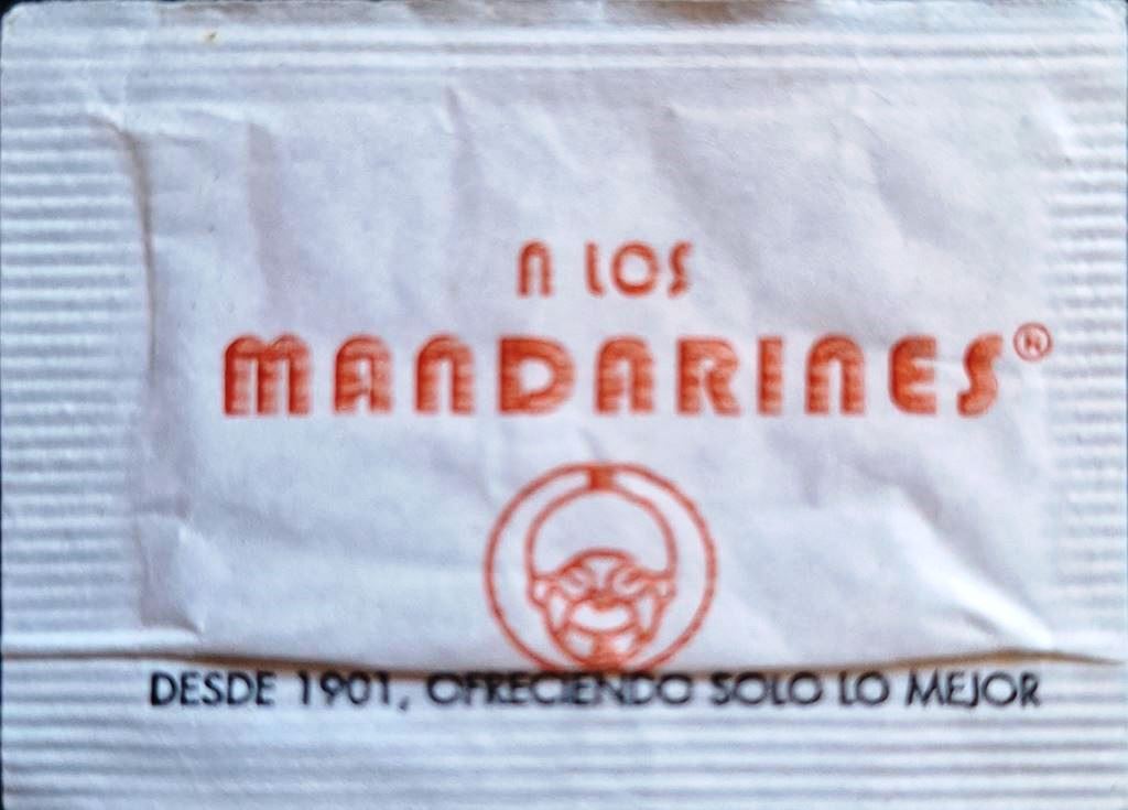 Sobres de edulcorantes de la marca de café argentina A LOS MANDARINES.