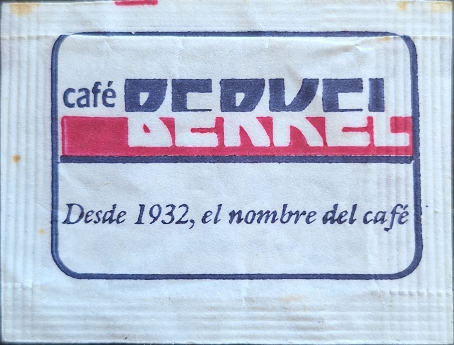 Sobres de edulcorantes de la marca de café argentina BERKEL.