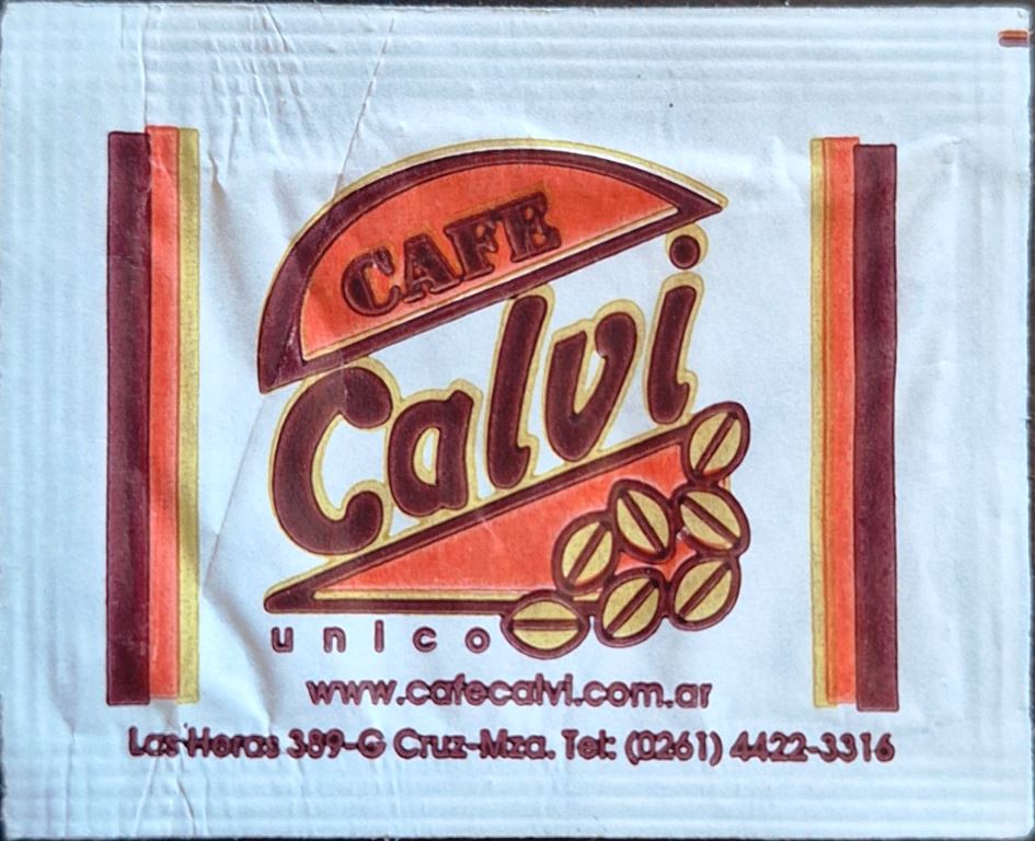 Sobres de edulcorantes de la marca de café argentina CALVI.