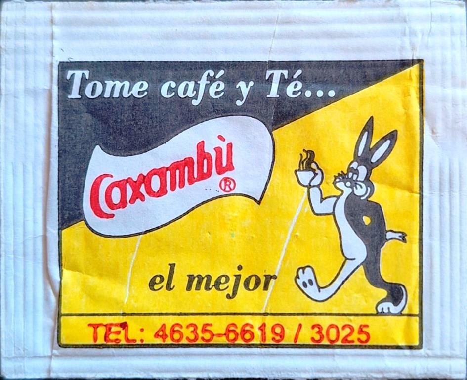 Sobres de edulcorantes de la marca de café argentina CAXAMBÚ.
