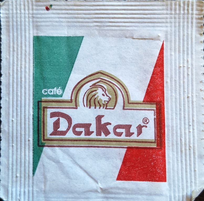Sobres de edulcorantes de la marca de café argentina DAKAR.