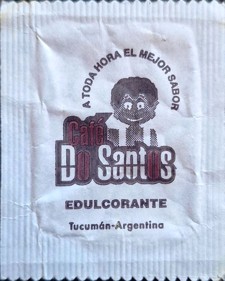 Sobres de edulcorantes de la marca de café argentina DOSANTOS.