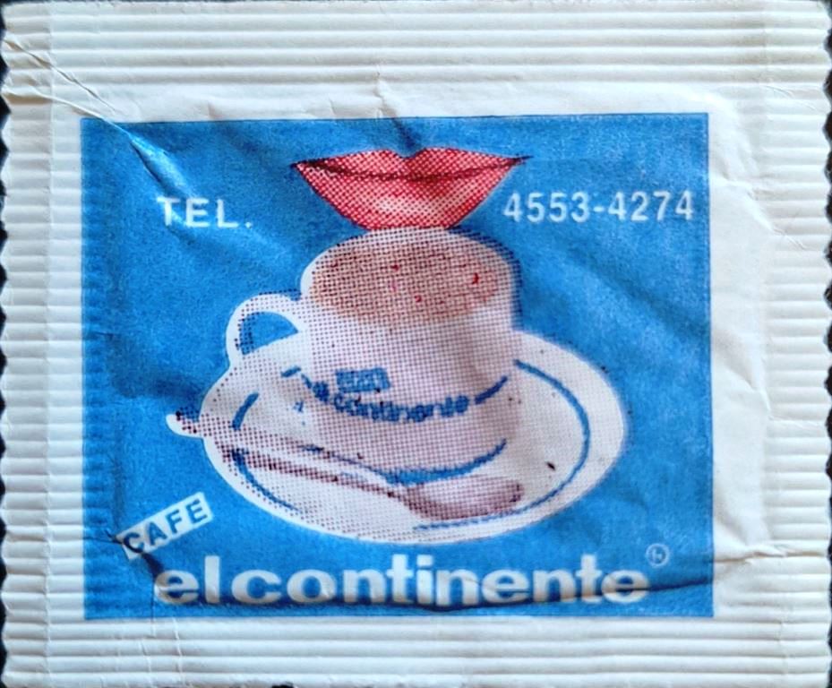 Sobres de edulcorantes de la marca de café argentina EL CONTINENTE.