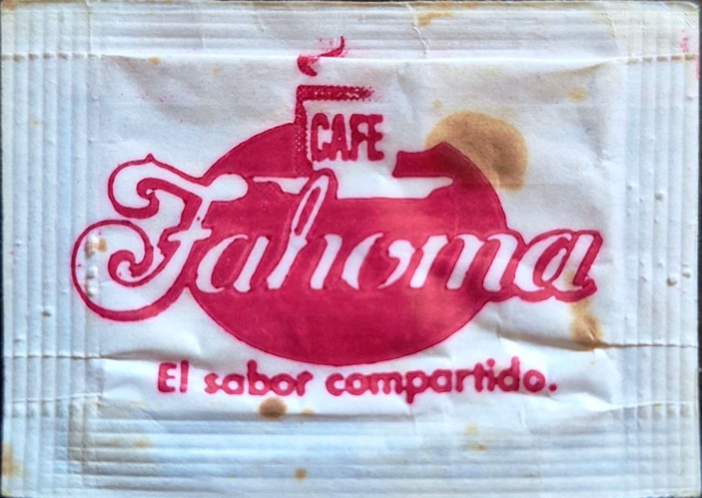 Sobres de edulcorantes de la marca de café argentina FAHOMA.