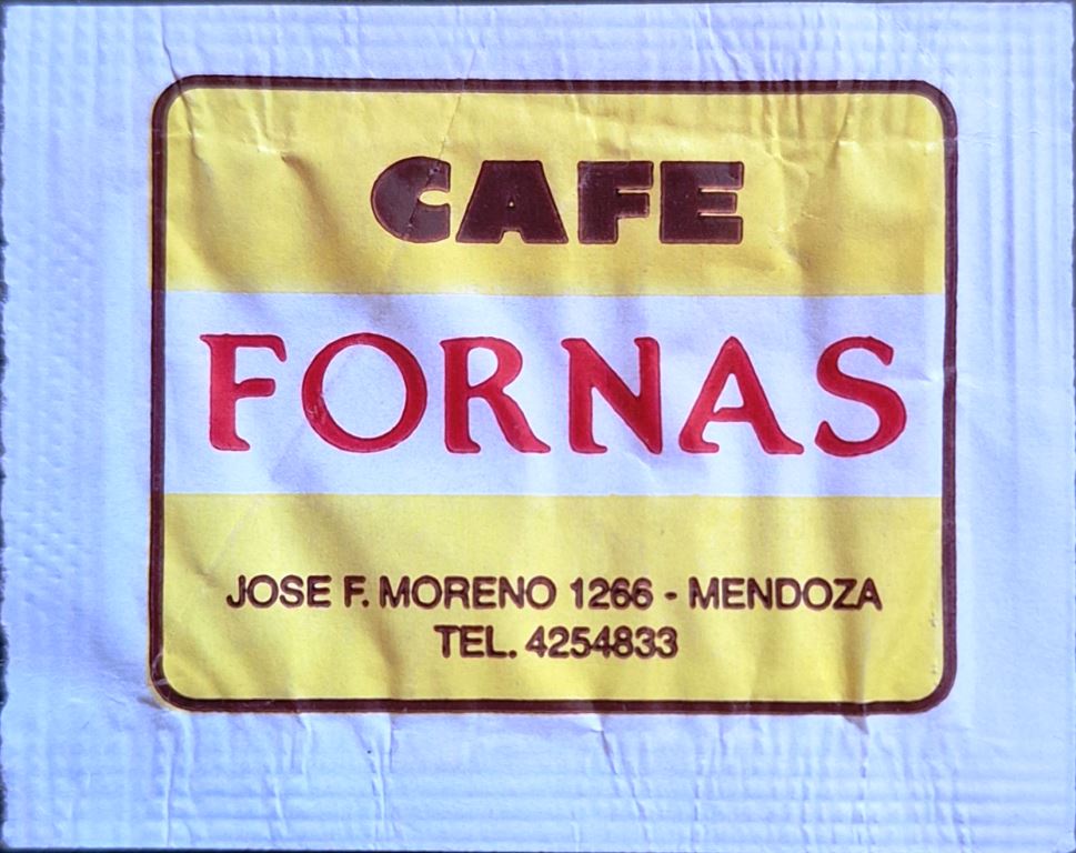 Sobres de edulcorantes de la marca de café argentina FORNAS.