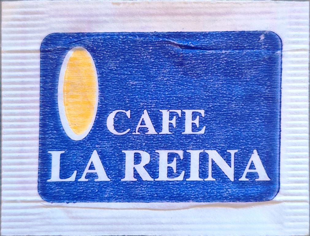 Sobres de edulcorantes de la marca de café argentina LA REINA.