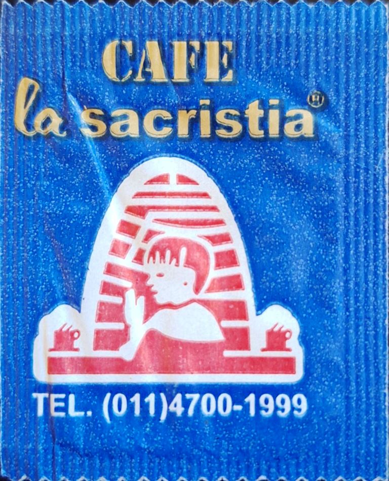 Sobres de edulcorantes de la marca de café argentina LA SACRISTIA.