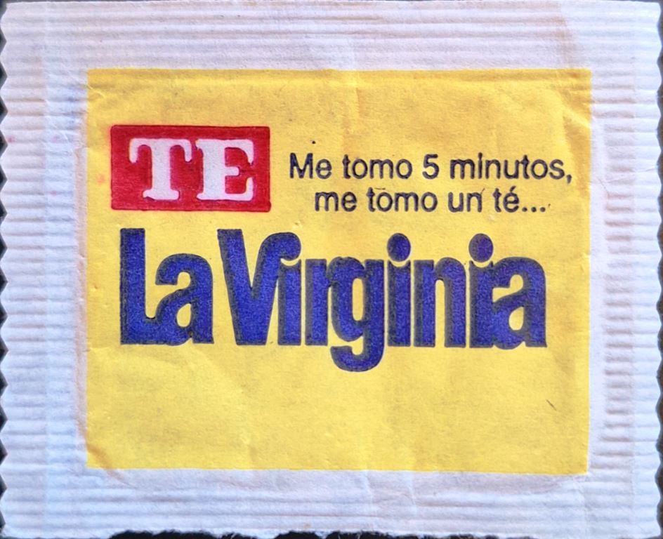 Sobres de edulcorantes de la marca de café argentina LA VIRGINIA.