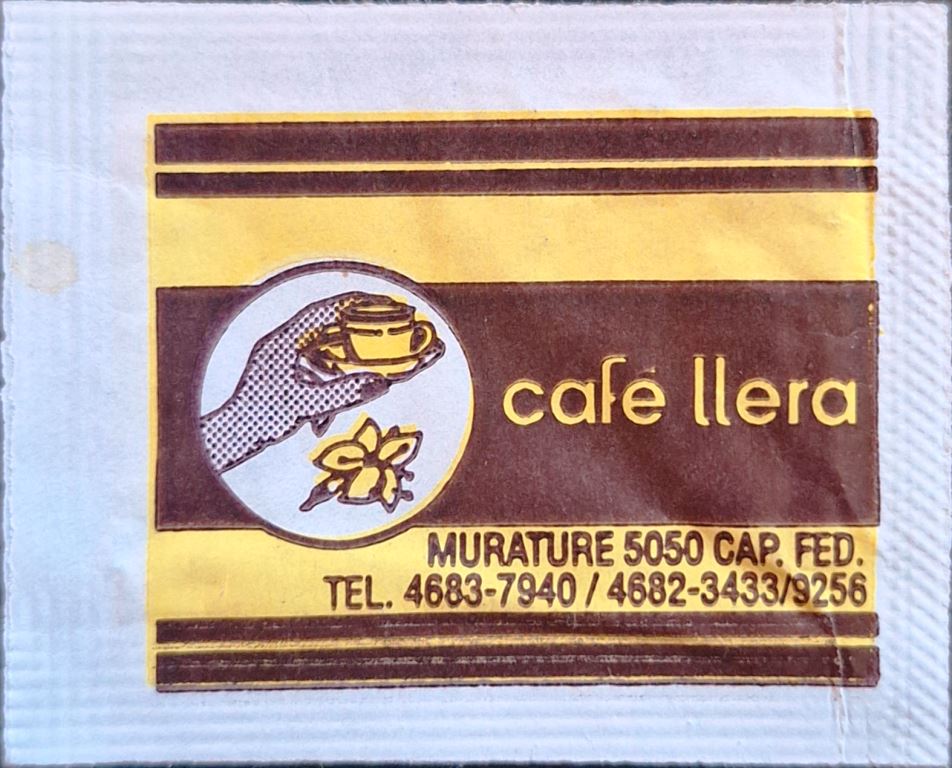 Sobres de edulcorantes de la marca de café argentina LLERA.