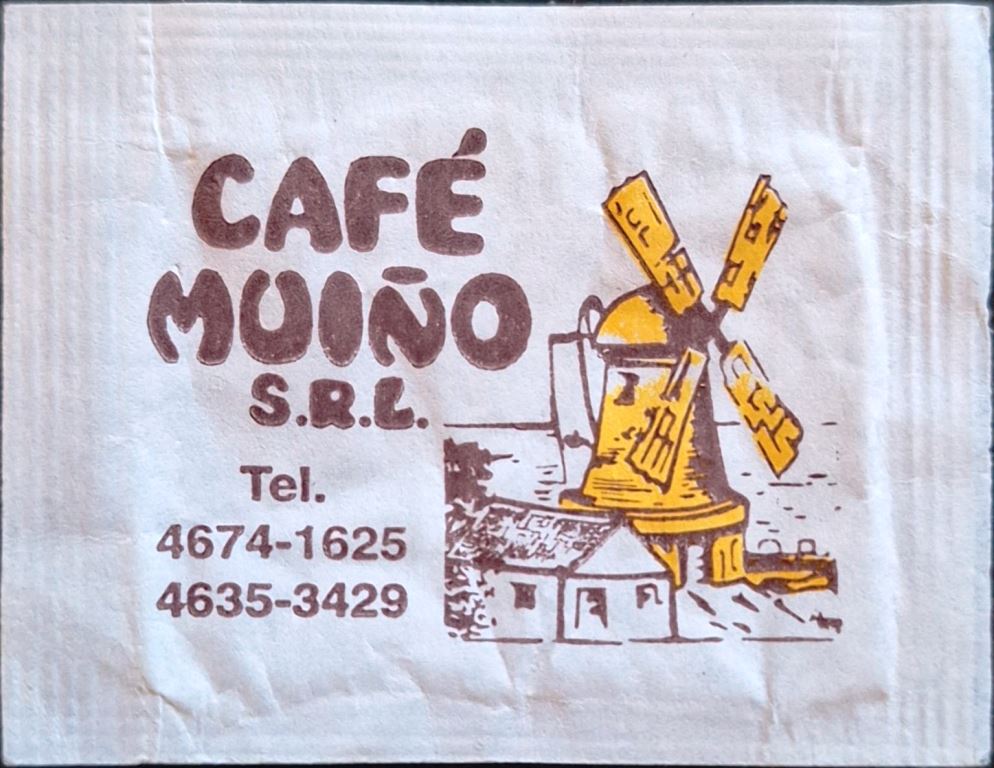Sobres de edulcorantes de la marca de café argentina MUIÑO.