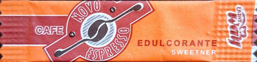 Sobres de edulcorantes de la marca de café argentina NOVO.