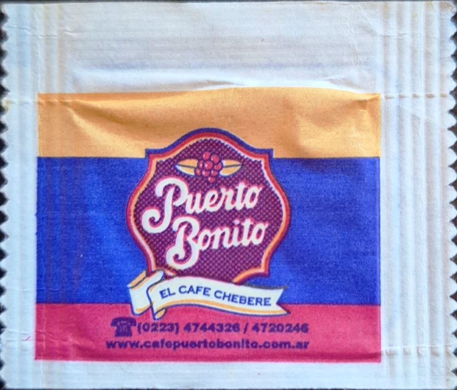 Sobres de edulcorantes de la marca de café argentina PUERTO BONITO.