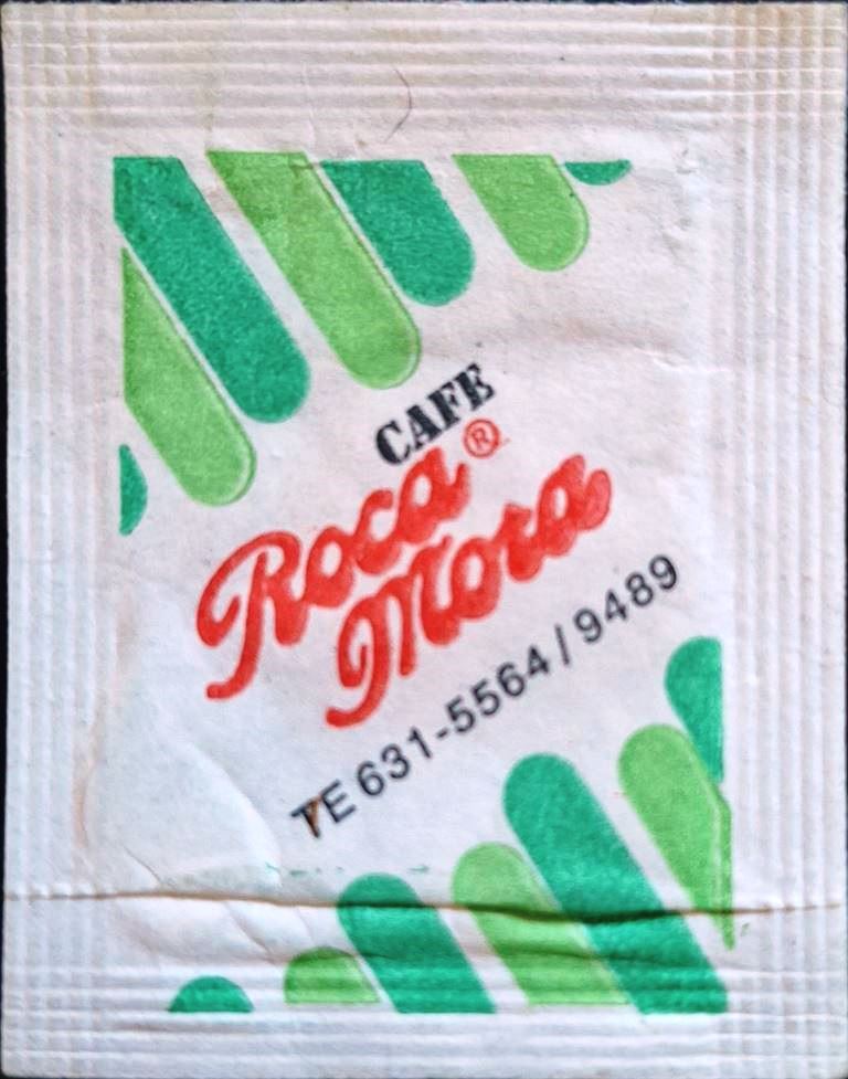 Sobres de edulcorantes de la marca de café argentina R0CA MORA.