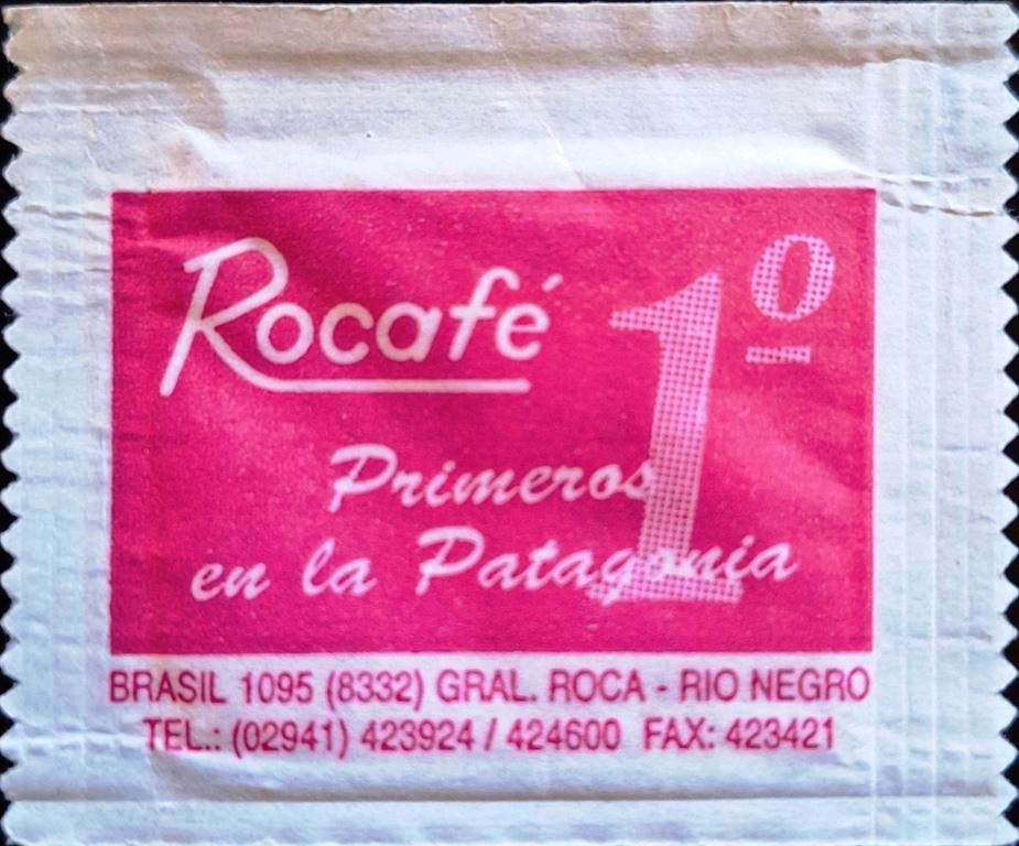 Sobres de edulcorantes de la marca de café argentina R0CAFÉ.