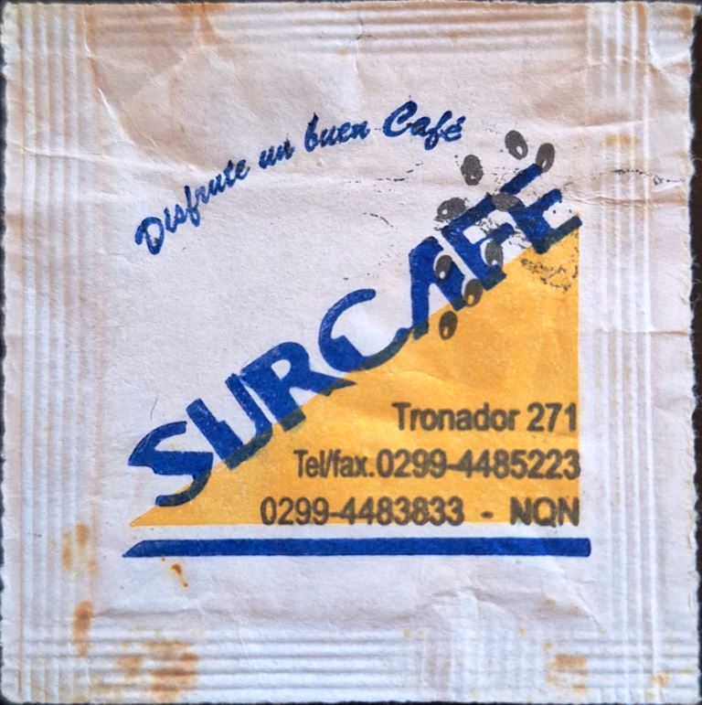 Sobres de edulcorantes de la marca de café argentina SURCAFÉ.