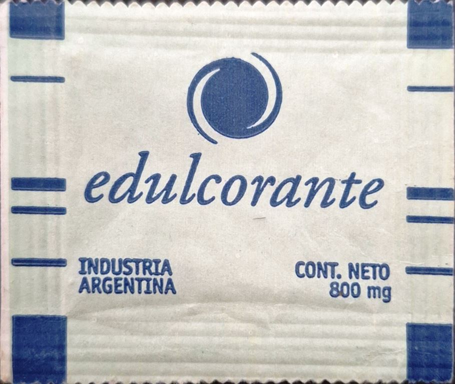 Sobres de edulcorantes de la marca de edulcorante argentina AROMA.