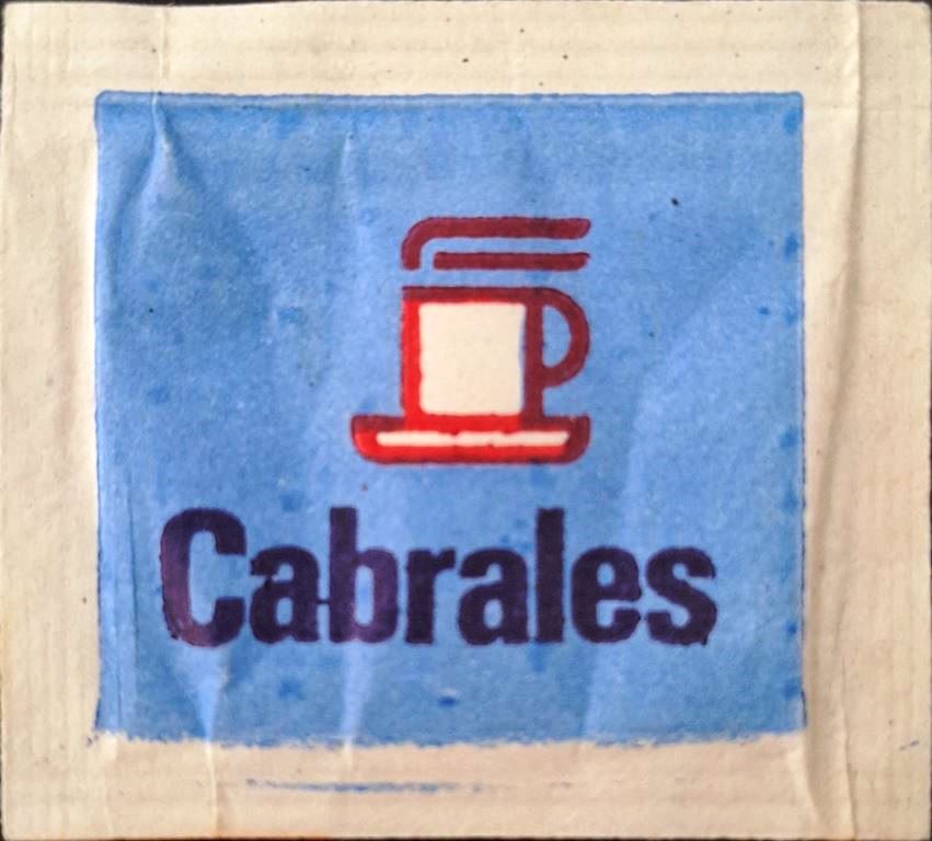 Sobres de edulcorantes de la marca de café argentina CABRALES.