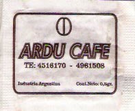 Sobres de edulcorantes de la marca de café argentina ARDU CAFÉ.