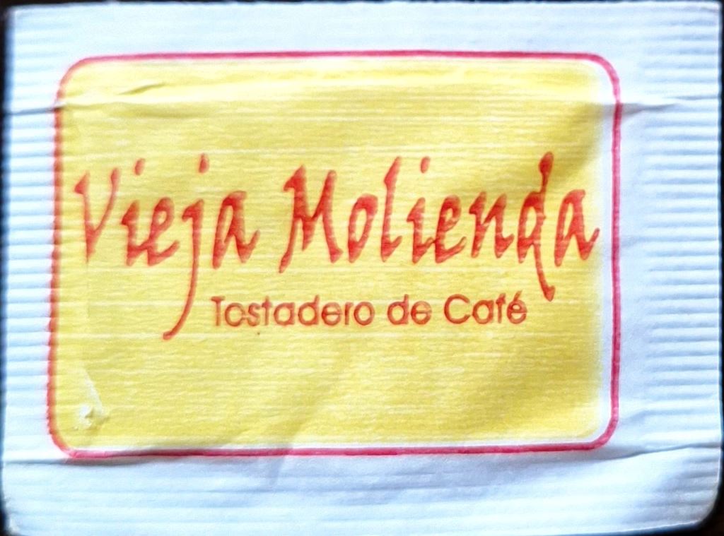 Sobres de edulcorantes de la marca de café argentina VIEJA MOLIENDA.