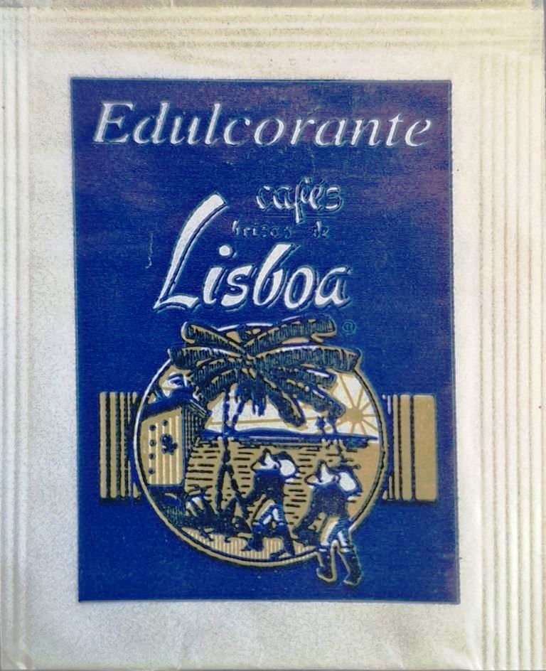 Sobres de edulcorantes de la marca de café LISBOA.