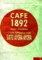 Sobres de edulcorantes de marcas de café.