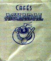 Sobres de edulcorantes de la marca de café AGUADAL.