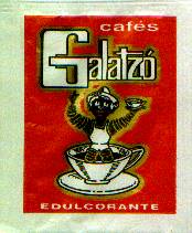 Sobres de edulcorantes de marcas de café.