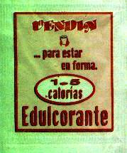 Sobres de edulcorantes de marcas de edulcorantes.
