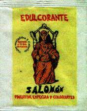 Sobres de edulcorantes de marcas de edulcorantes.