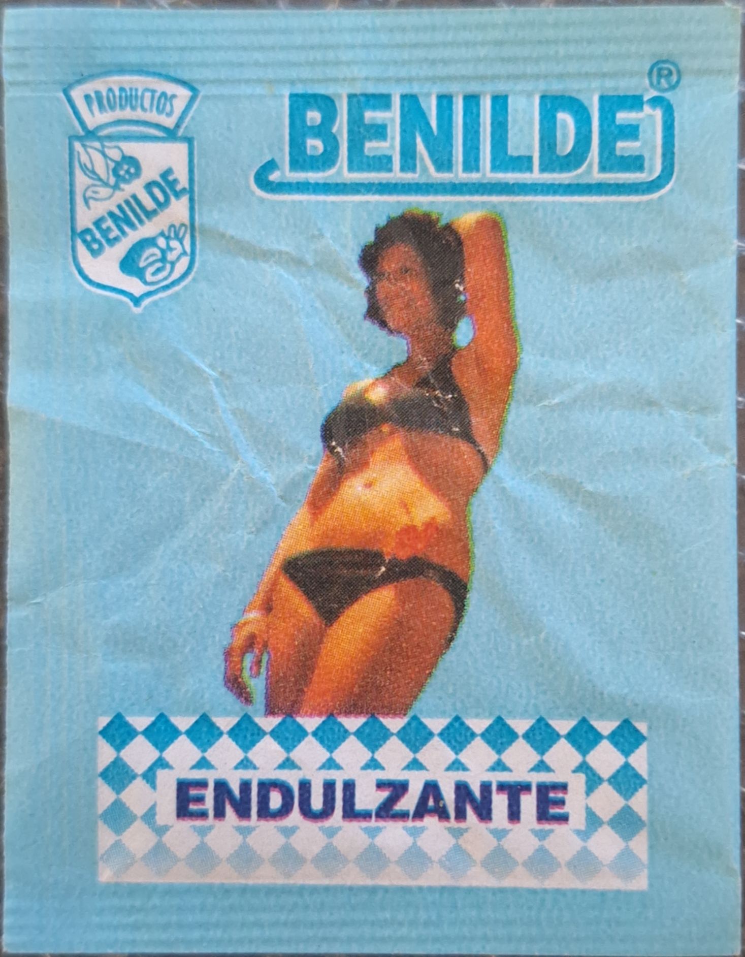 Sobres de edulcorantes de marcas de edulcorantes.