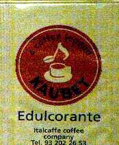 Sobres de edulcorantes de marcas de café.
