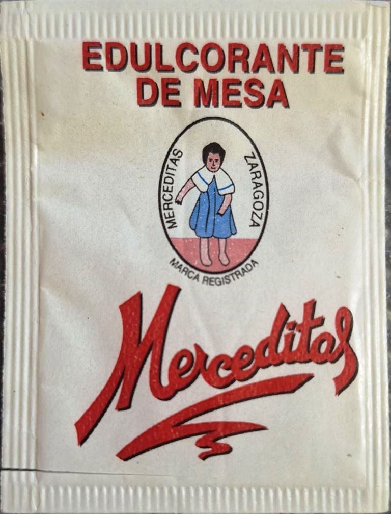 Sobres de edulcorantes de marcas de edulcorantes.