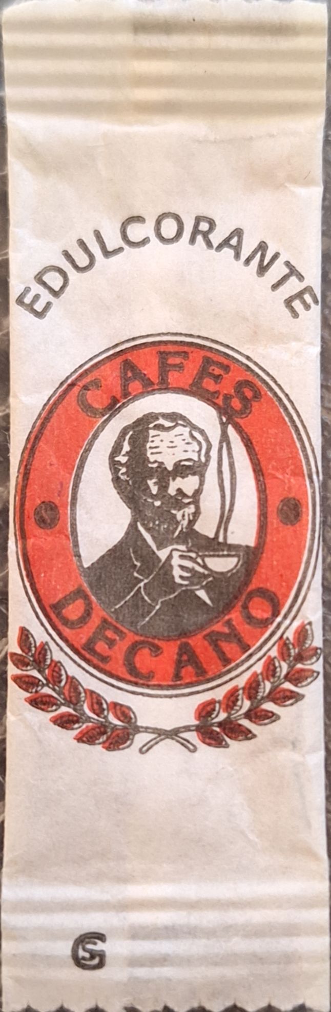 Sobres de edulcorantes de la marca de café DECANO.