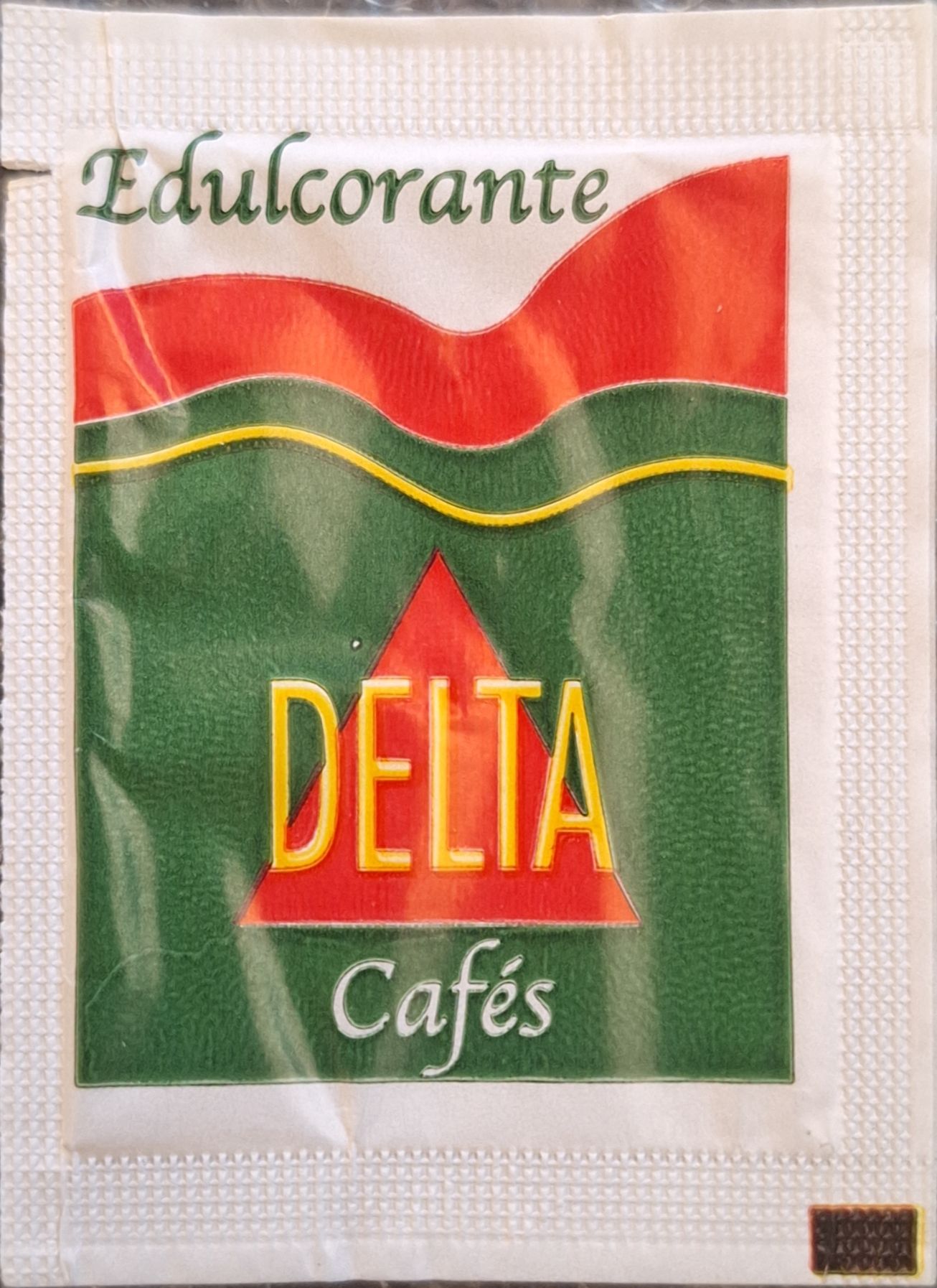 Sobres de edulcorantes de la marca de café DELTA.