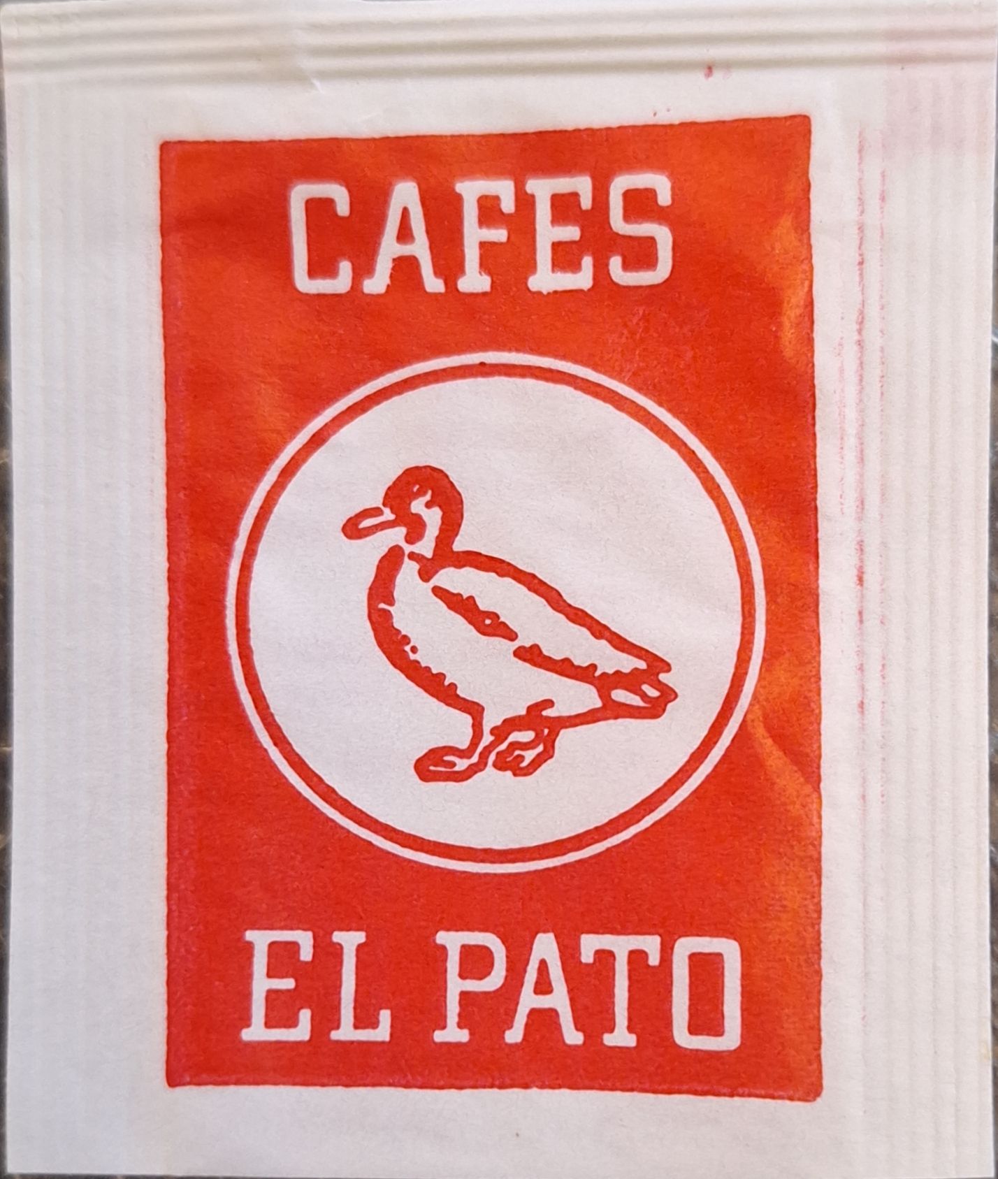 Sobres de edulcorantes de marcas de café.
