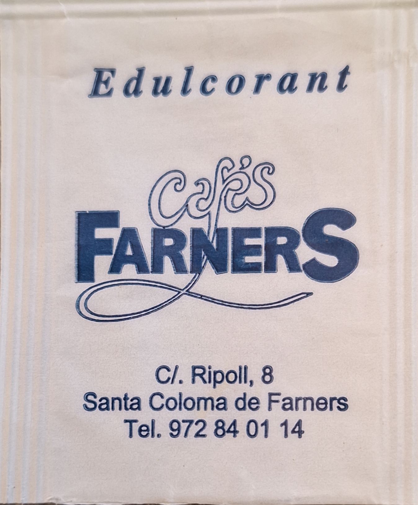Sobres de edulcorantes de marcas de café.