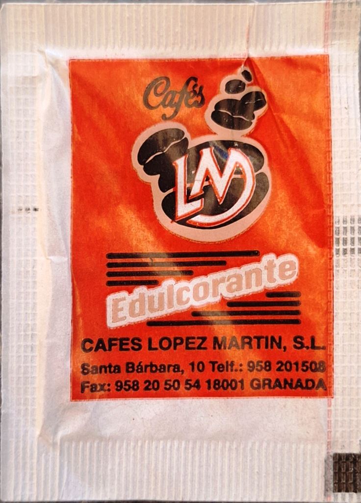 Sobres de edulcorantes de la marca de café LM.