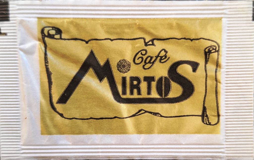 Sobres de edulcorantes de la marca de café MIRTOS.