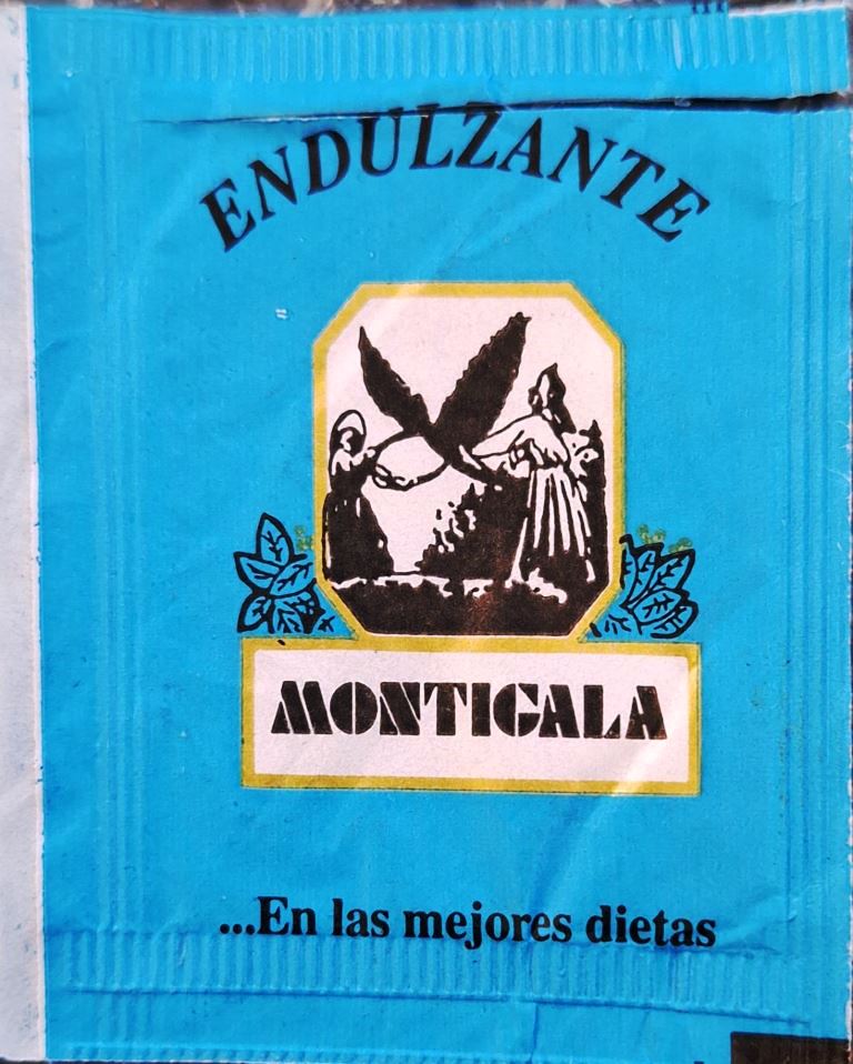 Sobres de edulcorantes de la marca de café MONTIGALA.