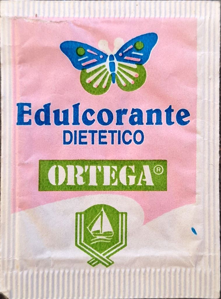 Sobres de edulcorantes de la marca de café 0RTEGA.
