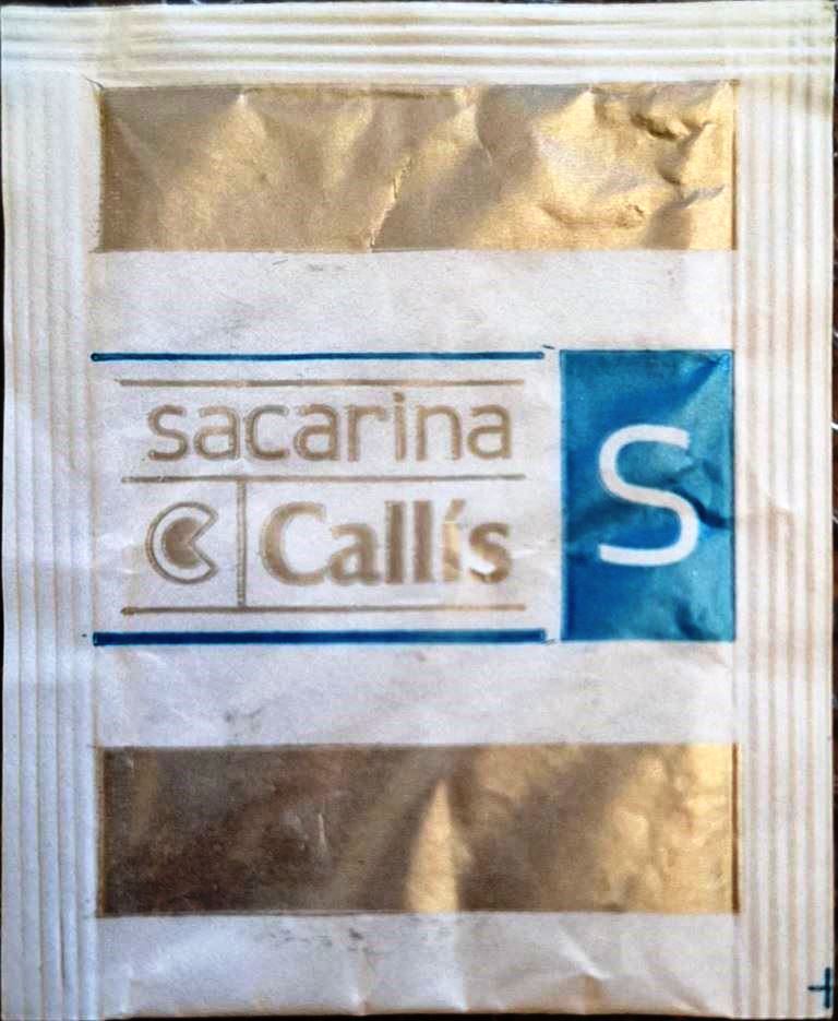 Sobres de edulcorantes de la marca de café CALLIS.