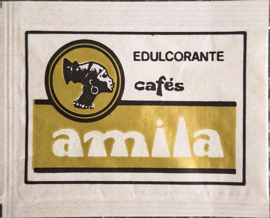 Sobres de edulcorantes de marcas de café.