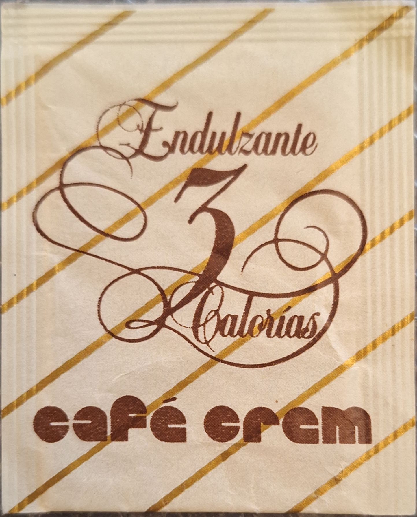 Sobres de edulcorantes de la marca de café CREM.