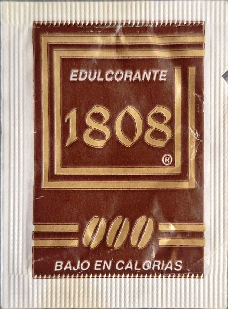 Sobres de edulcorantes de la marca de café 1808.