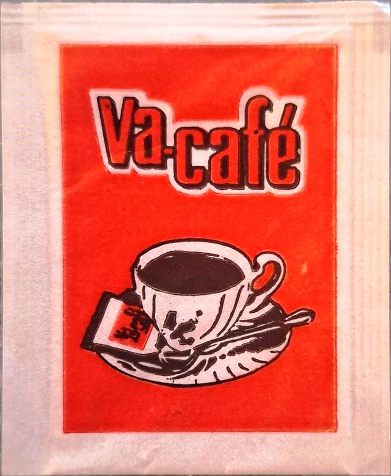 Sobres de edulcorantes de marcas de café.