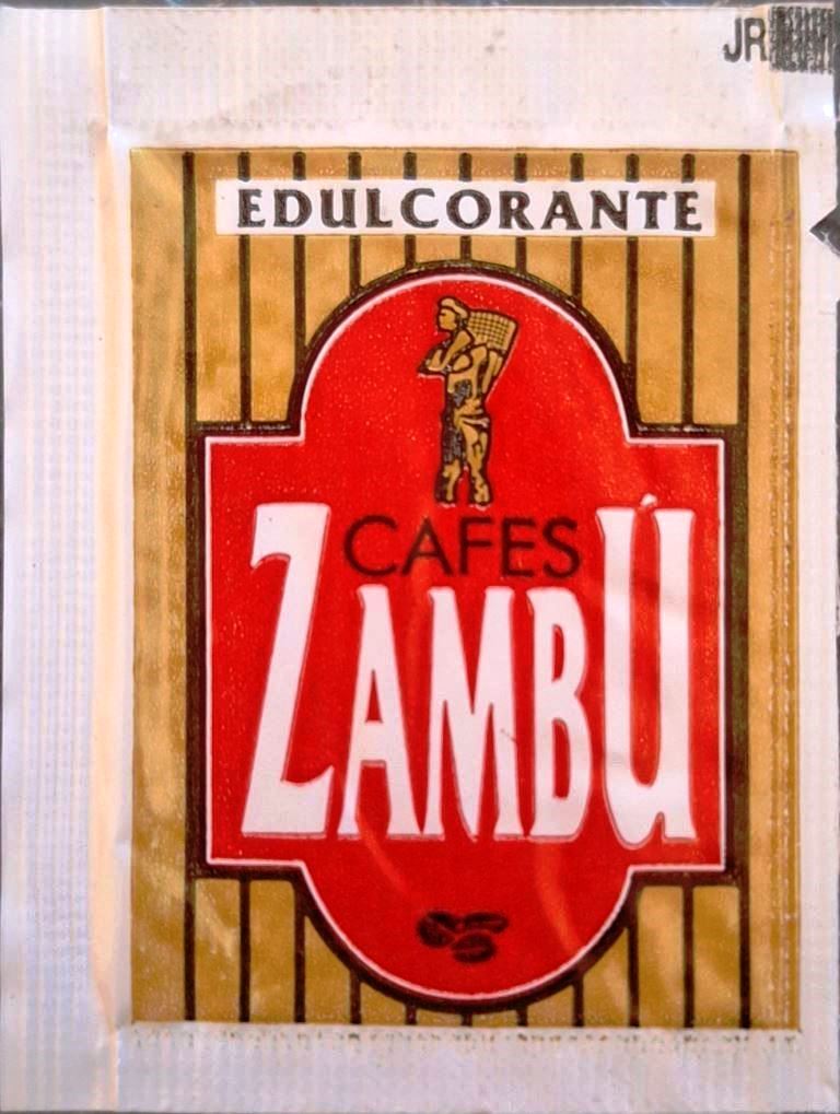 Sobres de edulcorantes de marcas de café.