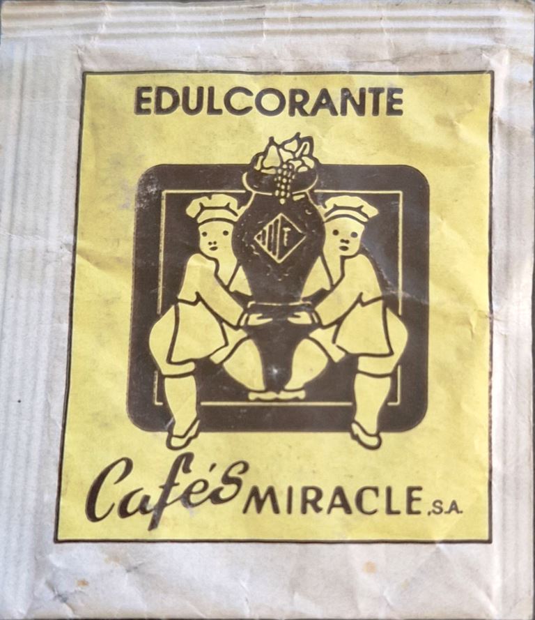 Sobres de edulcorantes de la marca de café MIRACLE.