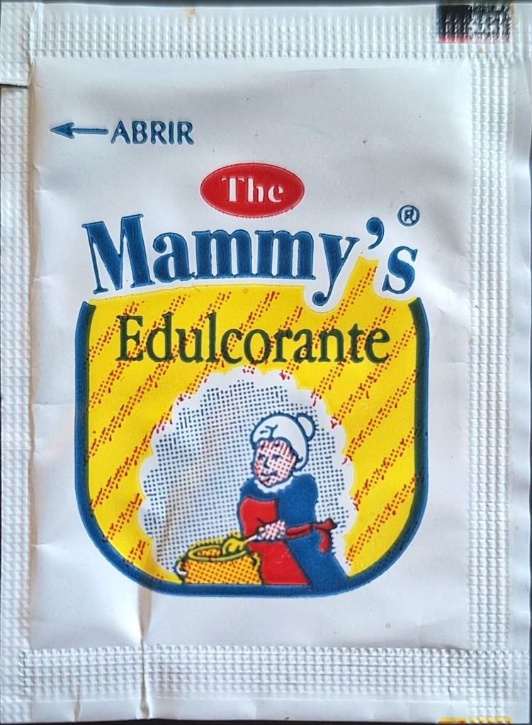 Sobres de edulcorantes de marcas de edulcorantes.