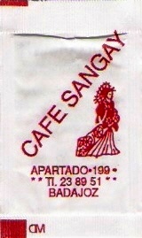 Sobres de edulcorantes de marcas de café.
